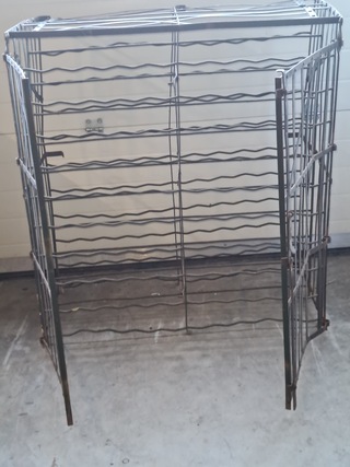 Antiek kelderrek voor wijnflessen.